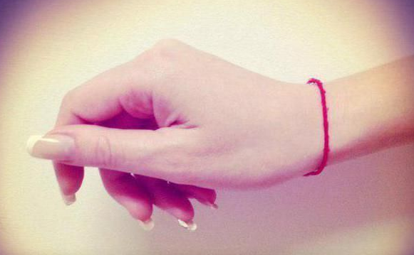 Что означает красная нить на запястье руки?