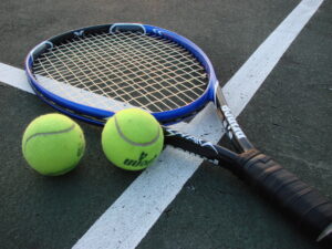 заниматься теннисом